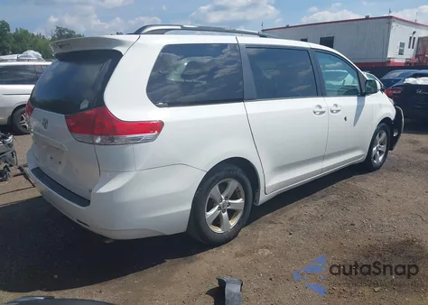 2013 Toyota Sienna Le V6 8 Passenger z USA, uszkodzony, nr VIN 5TDKK3DC8DS317567